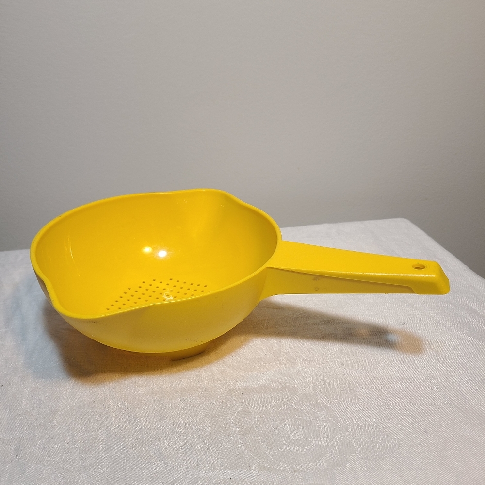 Classic yellow colander strainer